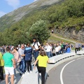 Touristen am Aussichtspunkt über dem Geirangerfjord