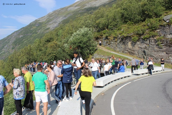 Touristen am Aussichtspunkt über dem Geirangerfjord