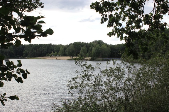 Blick über den See auf den Campingplatz