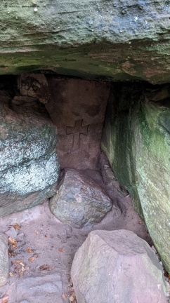 Geocachen: Eingangstüre in die Höhle