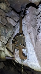 Geocachen: Kurbel in der Höhle (Befördert über der Höhle einen Fels aus dem Boden)
