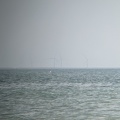 Strand in Westkapelle: Windräder am Horizont