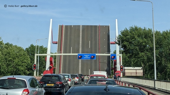 Seeland / Niederlande: Straßenbrücke über einen Kanal